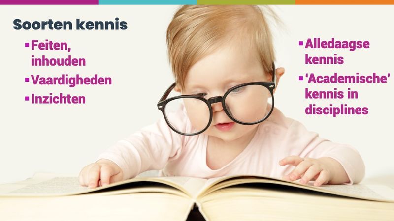 Peuter met te grote bril op de neus bladert in een boek.